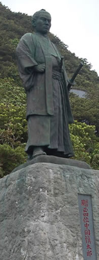 高知県室戸市室戸岬に立つ中岡慎太郎像