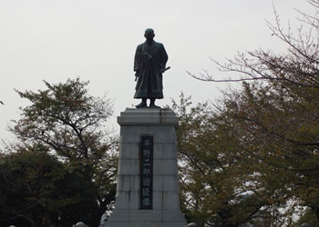 平野国臣銅像（福岡市西公園）