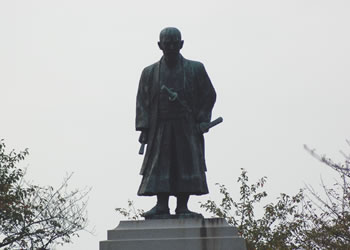 平野国臣銅像（福岡市西公園）