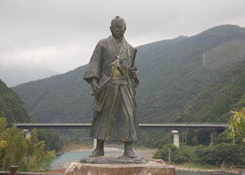 中岡慎太郎像