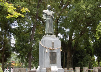 小楠公園　横井小楠銅像