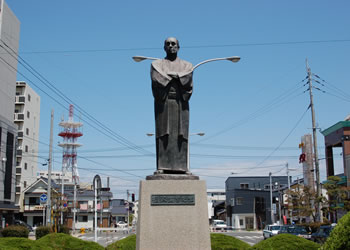 中津駅　福沢諭吉像